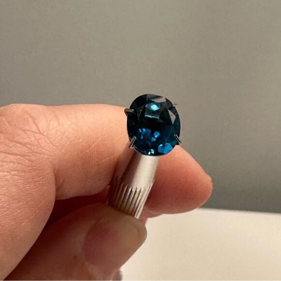 Electric blue 3.2ct London Topaz - Picture 3 of 9